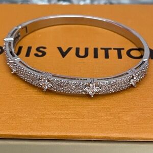 NEW DESIGNER INSPIRED CRYSTAL EMBELLISHED SILVER TONE OVAL BANGLE BRACELET 💕